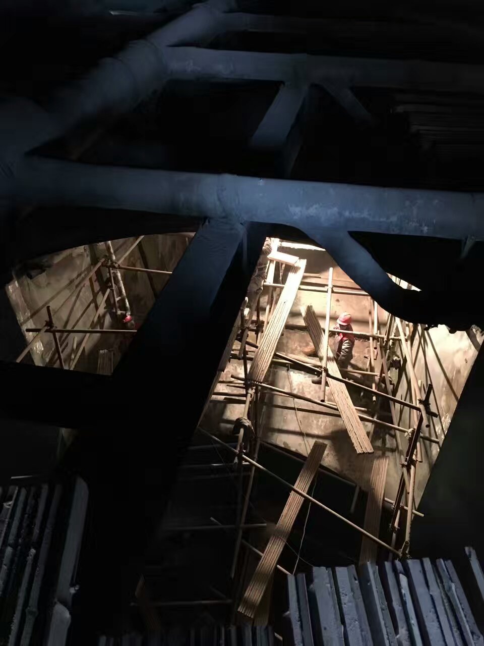 脫硫塔設備內部防腐施工 脫硫塔設備內部防腐施工